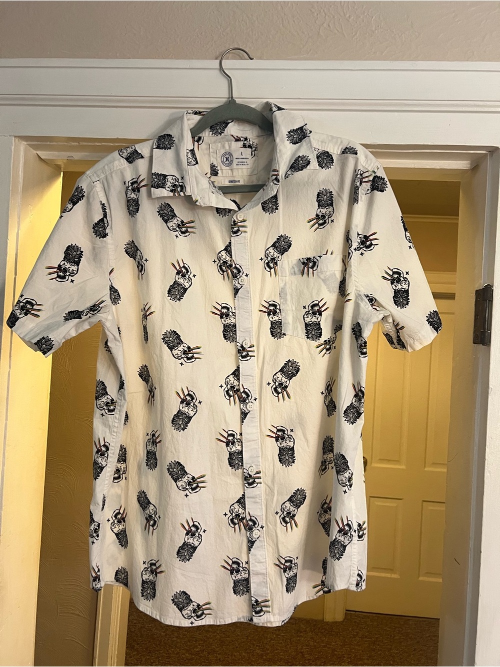 Hurley Men’s Skull Rainbow Lasers Short Sleeve All Over Print Button Up Shirt L